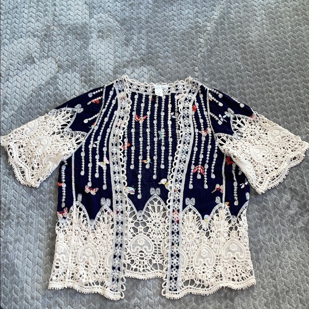 London Kaye Short Sleeve Crocheted Lace & Embroidered w butterfly pattern. - Picture 4 of 9